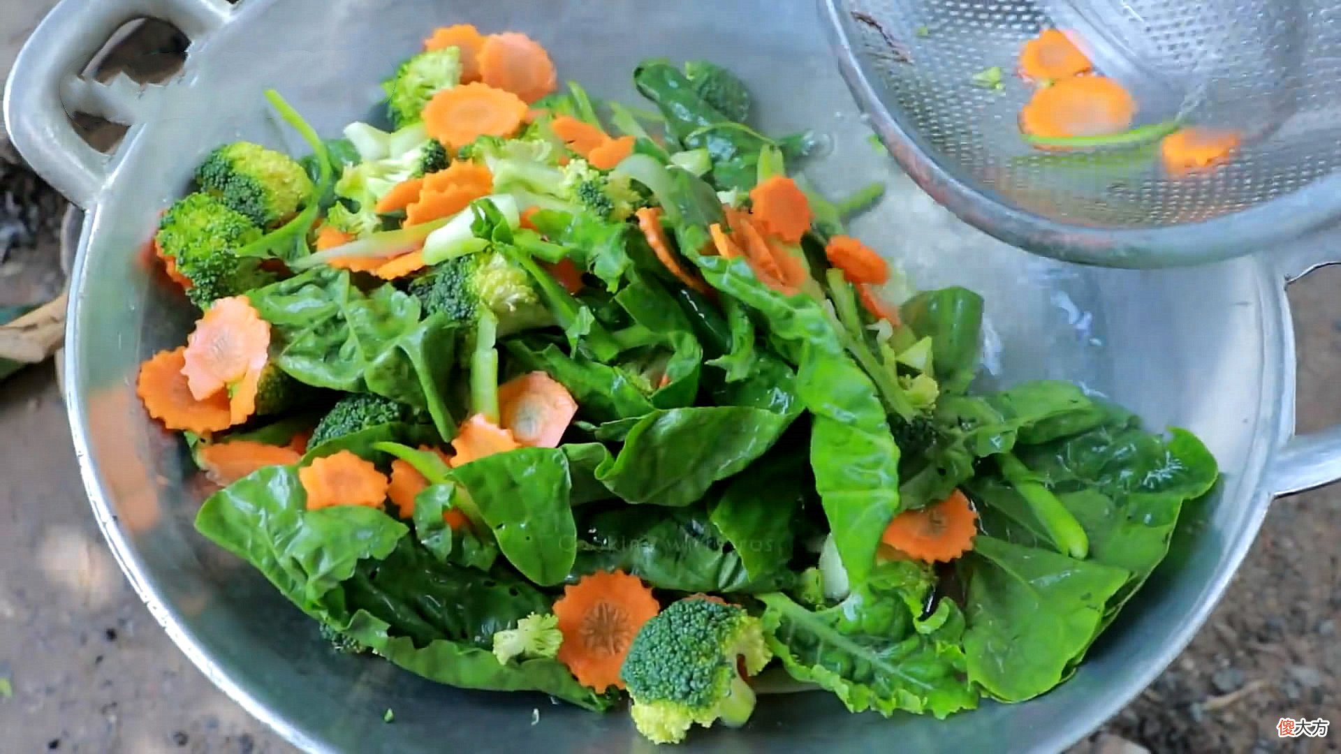大虾加上这一食材炒着吃 大虾煮着吃怎么做放什么材料
