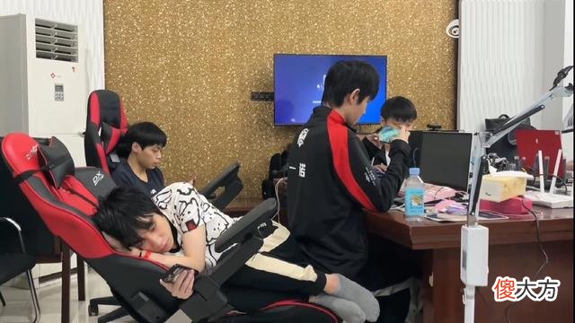【游戏迷】AG首胜庆功宴来了!10人围坐一桌,惊现“3胞胎”,啊泽来捧场?