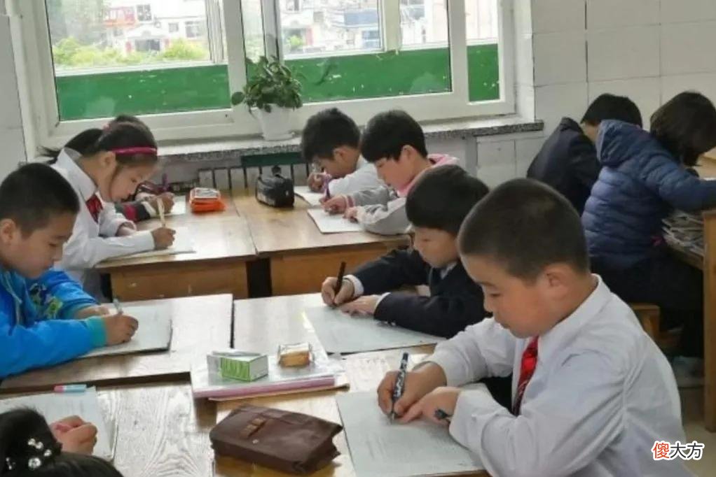 四只青蛙到底多少条腿 四只青蛙有多少条腿