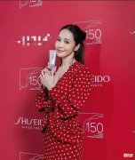 【时尚一点】侯佩岑哪像已经43岁的人！美貌身材依旧很在线，随便拍都上镜