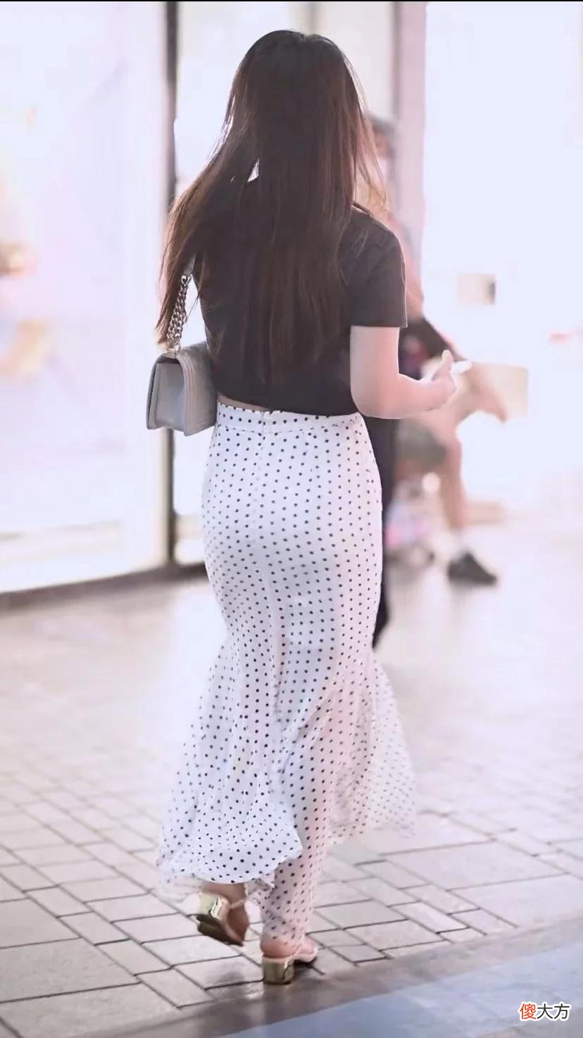 【时尚一点】柔情绰态的小姐姐，一件黑色上衣配时尚半身短裙，女人味儿十足!