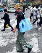 【时尚一点】被“上海奶奶”惊艳到了；裤子穿宽，头戴帽子，美得自然不做作