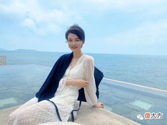 【就爱时尚】车晓海上庆40岁生日，穿吊带半身裙美成主角，6助理伺候显阵仗