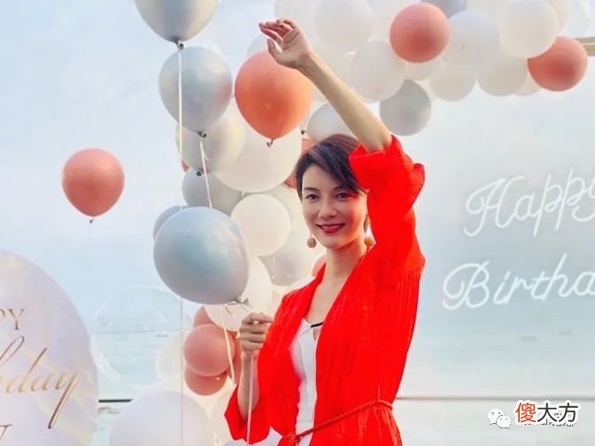 【就爱时尚】车晓海上庆40岁生日，穿吊带半身裙美成主角，6助理伺候显阵仗