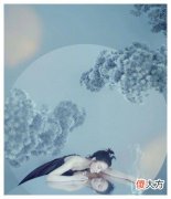 【就爱时尚】赵丽颖产后首次拍摄时尚封面，深色胸部长裙气质高雅