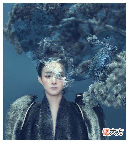 【就爱时尚】赵丽颖产后首次拍摄时尚封面，深色胸部长裙气质高雅