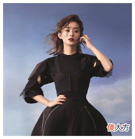 【就爱时尚】赵丽颖产后首次拍摄时尚封面，深色胸部长裙气质高雅