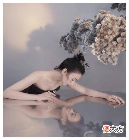 【就爱时尚】赵丽颖产后首次拍摄时尚封面，深色胸部长裙气质高雅