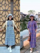 【就爱时尚】小脚裤早不兴了，今年流行穿裙子、短裤和阔腿裤，50岁妈妈穿真美