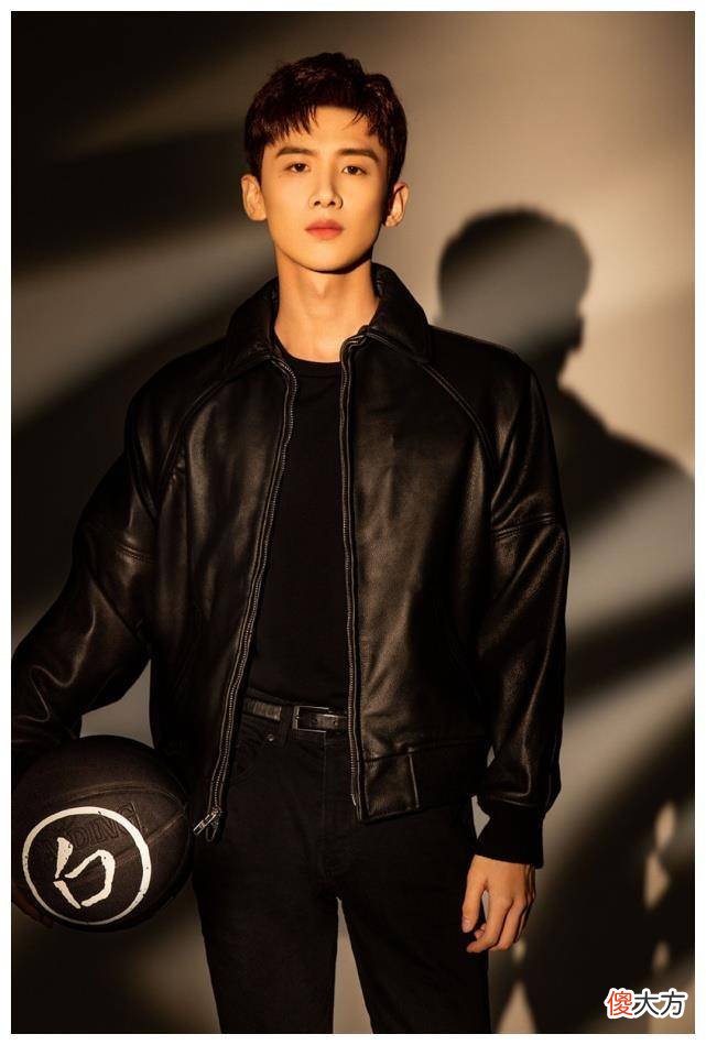 【就爱时尚】白敬亭穿的皮衣从正面看没有什么特别的地方