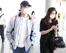 【就爱时尚】49岁袁咏仪现身机场，张智霖送给她的奢侈品