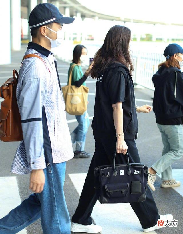 【就爱时尚】49岁袁咏仪现身机场，张智霖送给她的奢侈品