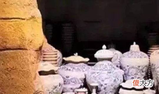 【爱历史】盗墓贼停朝十五日，王妃以自刎缅怀，专家发现两个青花瓷瓶