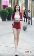 【就爱时尚】酒红色的运动套装，配以一席及腰的秀发，自信的样子美呆了
