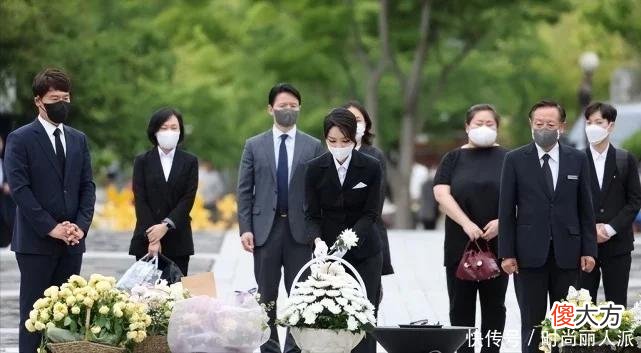 【就爱时尚】两任韩国第一夫人世纪同框！金建希穿西装像大堂经理，脸僵照样美