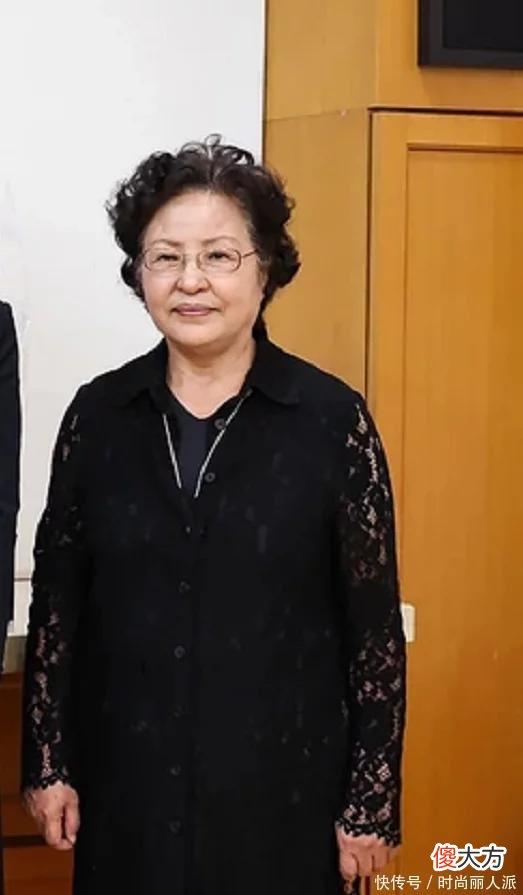 【就爱时尚】两任韩国第一夫人世纪同框！金建希穿西装像大堂经理，脸僵照样美