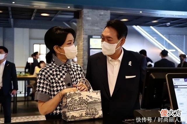 【就爱时尚】两任韩国第一夫人世纪同框！金建希穿西装像大堂经理，脸僵照样美