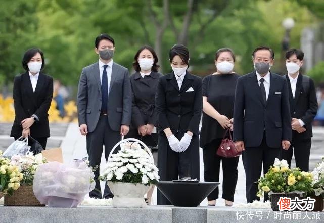 【就爱时尚】两任韩国第一夫人世纪同框！金建希穿西装像大堂经理，脸僵照样美
