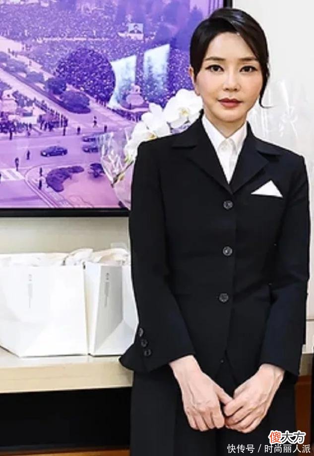 【就爱时尚】两任韩国第一夫人世纪同框！金建希穿西装像大堂经理，脸僵照样美