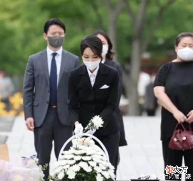 【就爱时尚】两任韩国第一夫人世纪同框！金建希穿西装像大堂经理，脸僵照样美