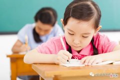 妈妈禁孩子玩手机游戏，成绩一定好？说说怎么移植吸引力到学习上，化坏事为好事