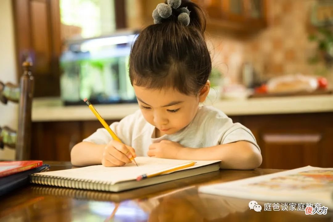 妈妈禁孩子玩手机游戏，成绩一定好？说说怎么移植吸引力到学习上，化坏事为好事