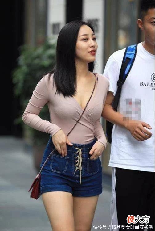 【就爱时尚】街拍美女：小姐姐衣着休闲出街，好羡慕她男朋友