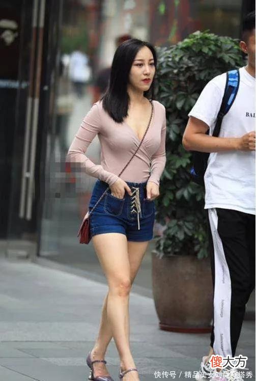 【就爱时尚】街拍美女：小姐姐衣着休闲出街，好羡慕她男朋友