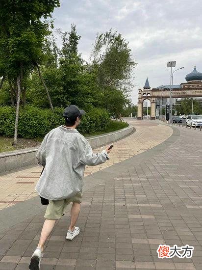 【时尚一点】金博洋晒生活照分享日常穿搭 造型简约时尚阳光帅气