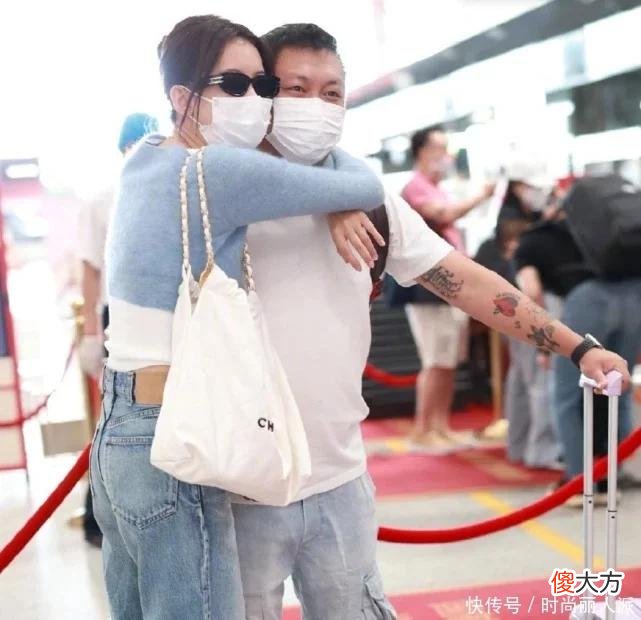 【时尚一点】孙怡真该注意下!与经纪人亲密拥抱毫不避嫌,穿针织衫尽显超模身材
