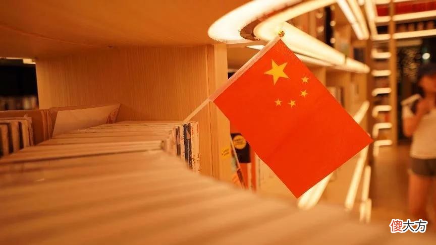 【就爱时尚】两巨头“开撕”，阿迪达斯起诉耐克侵权！国货之光乘胜追击