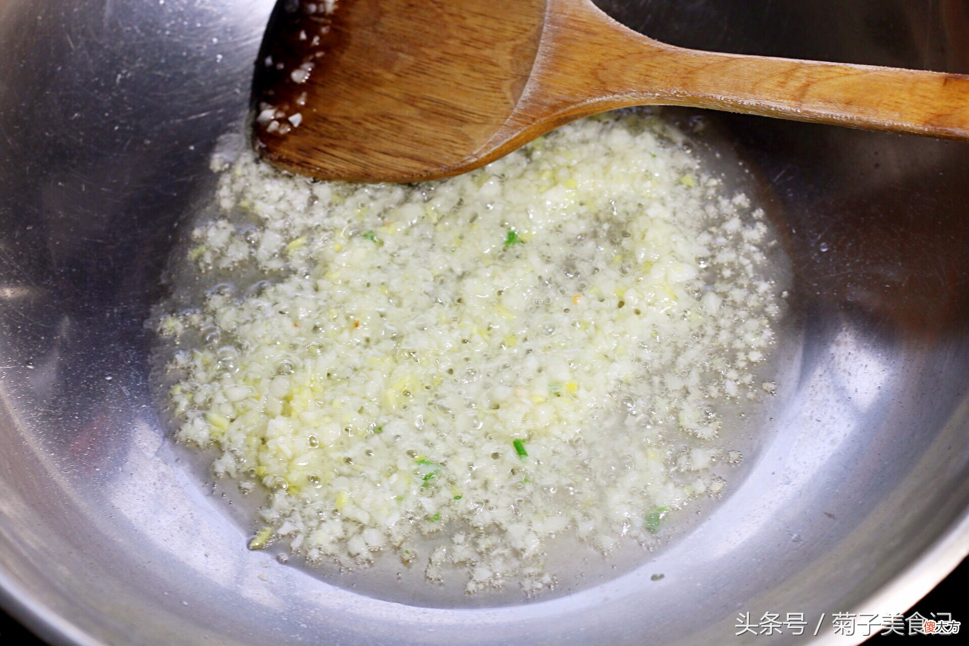 蒜蓉粉丝蒸扇贝的做法步骤 蒜蓉粉丝蒸扇贝的做法步骤菜谱