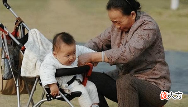 为啥奶奶带娃少，姥姥反成带娃“主力军”？原因很现实
