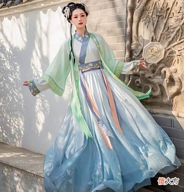 【历史故事】3000年前中国人这么臭美？三星堆大立人梳大背头、穿三层衣流苏裙
