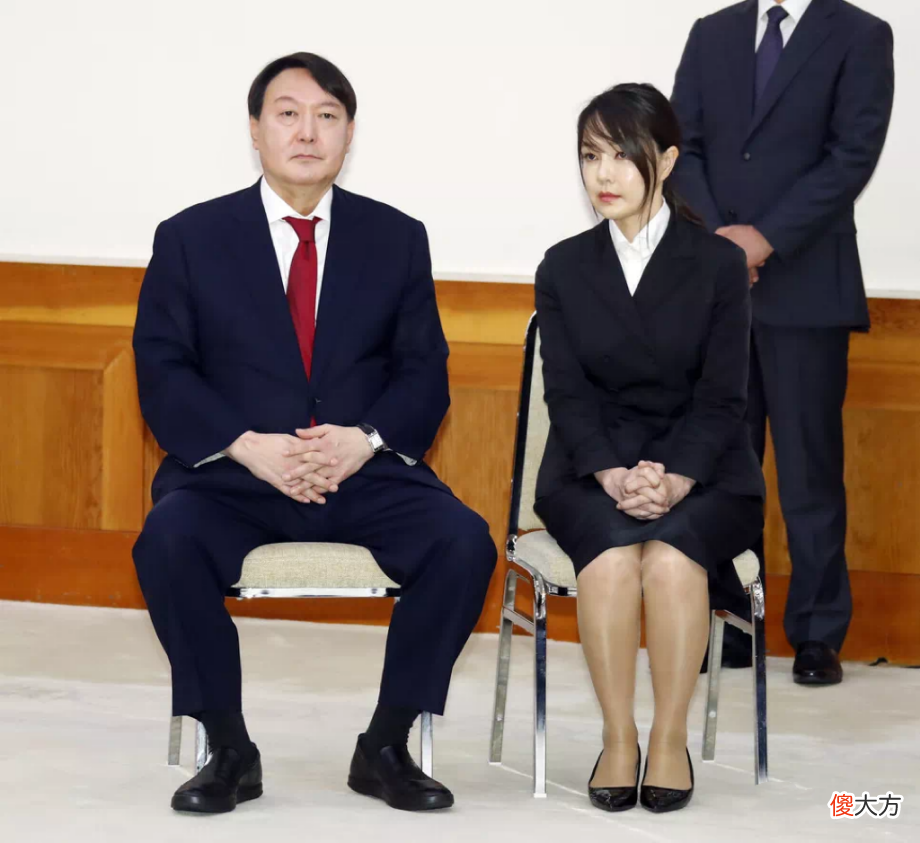 【就爱时尚】“韩国第一夫人”出门遛狗，这身材、打扮真不像是50岁呀！