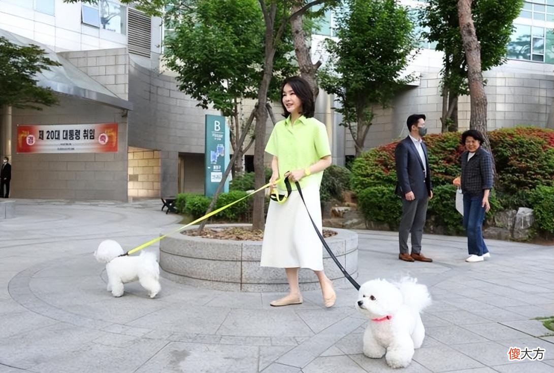 【就爱时尚】“韩国第一夫人”出门遛狗，这身材、打扮真不像是50岁呀！