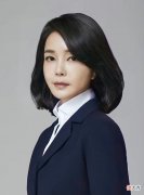 【就爱时尚】“韩国第一夫人”出门遛狗，这身材、打扮真不像是50岁呀！