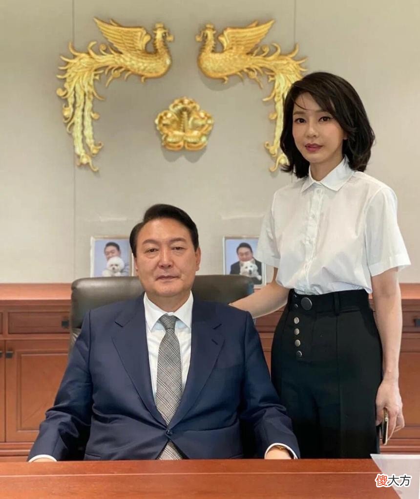 【就爱时尚】“韩国第一夫人”出门遛狗，这身材、打扮真不像是50岁呀！