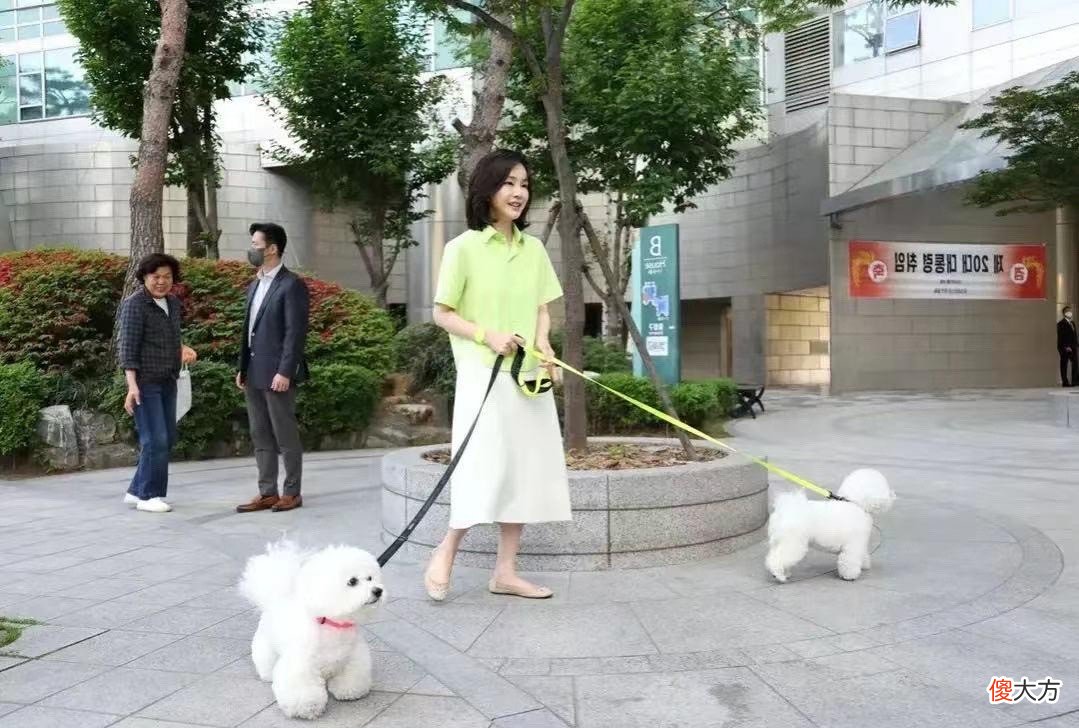 【就爱时尚】“韩国第一夫人”出门遛狗，这身材、打扮真不像是50岁呀！