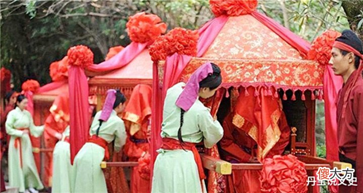 【爱历史】女子骑着毛驴出嫁叫乾隆让路,乾隆送她一句话,新娘脸红不已