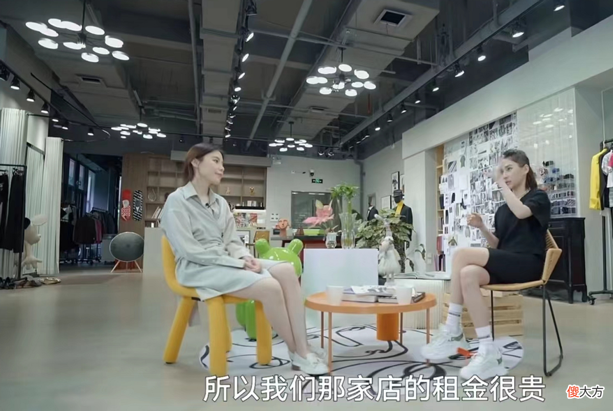 【就爱时尚】赌王千金美上热搜第一！穿短裤上节目苦恼家里太有钱，太凡尔赛了