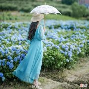 【时尚一点】中年女性夏日拍美照，我为啥推荐这款服装？原因有三个