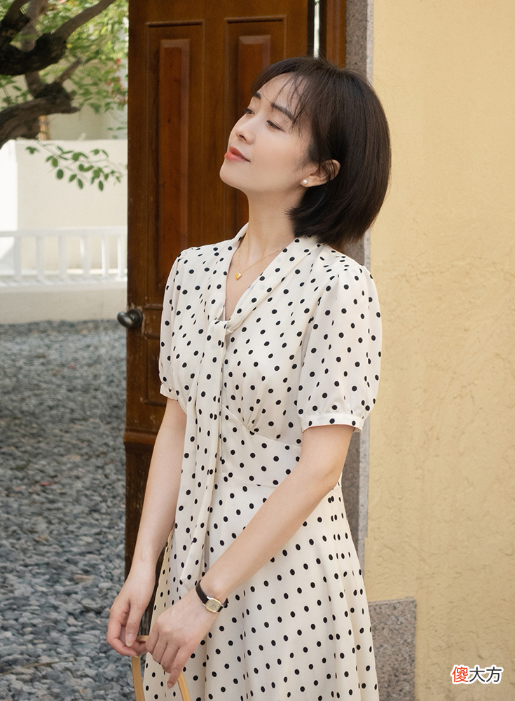 【时尚一点】中年女性夏日拍美照,我为啥推荐这款服装?原因有三个