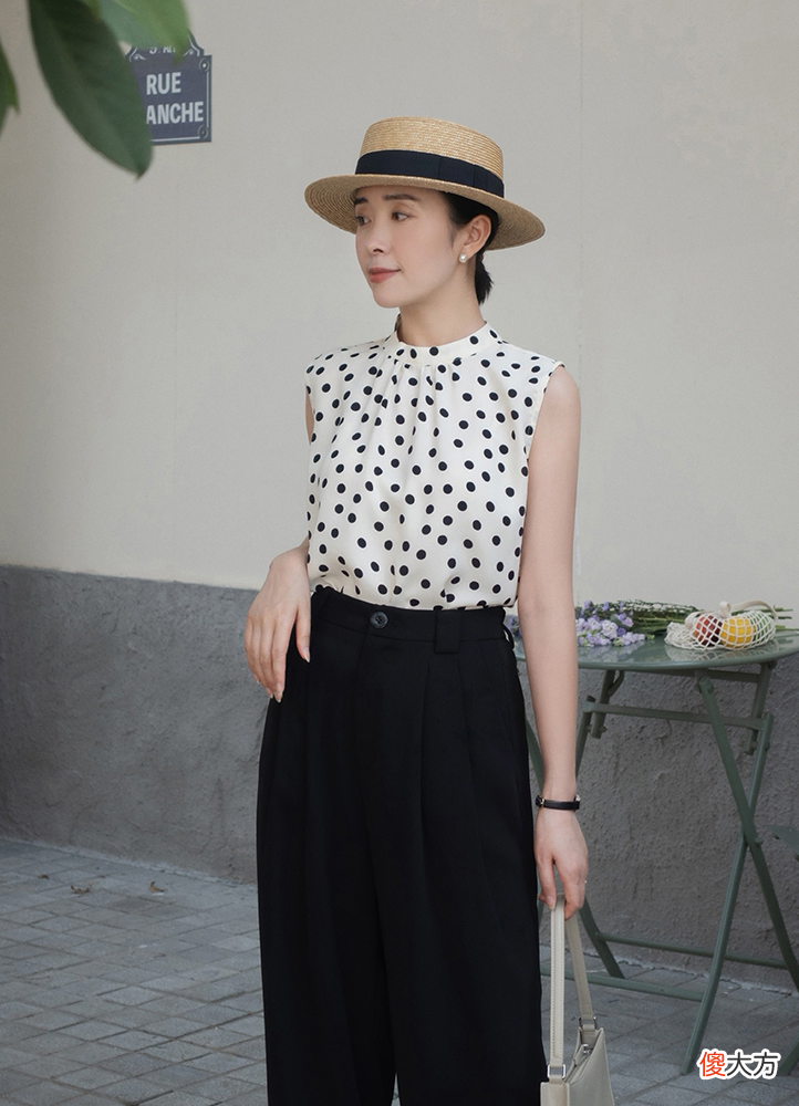 【时尚一点】中年女性夏日拍美照,我为啥推荐这款服装?原因有三个