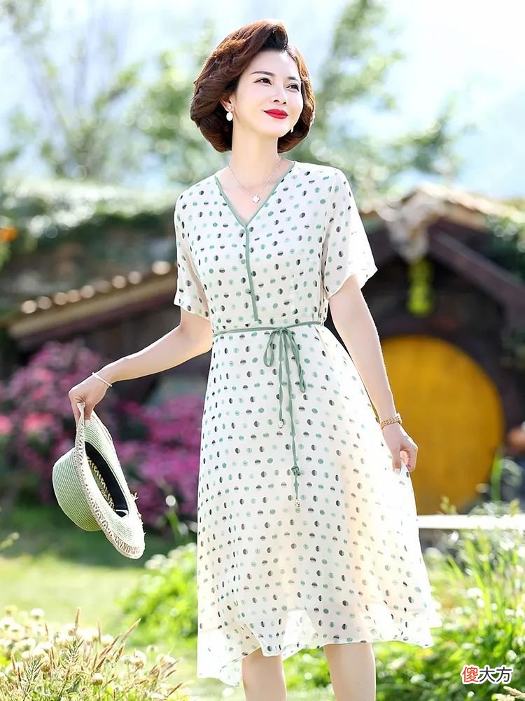【时尚一点】中年女性夏日拍美照,我为啥推荐这款服装?原因有三个