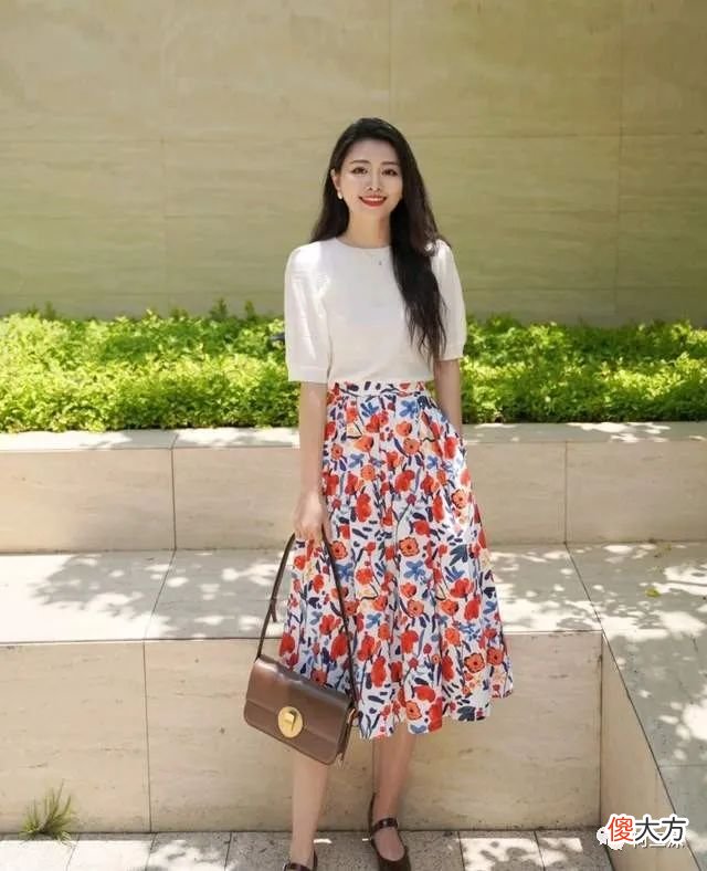 【就爱时尚】基础款T恤穿搭也可以很好看，只要穿对了，简单穿搭也很吸睛