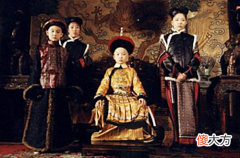 【爱历史】多尔衮十世孙如今还留着辫子头,想住回紫禁城,曾在车站大闹要票