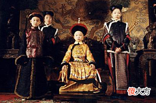 【爱历史】多尔衮十世孙如今还留着辫子头,想住回紫禁城,曾在车站大闹要票