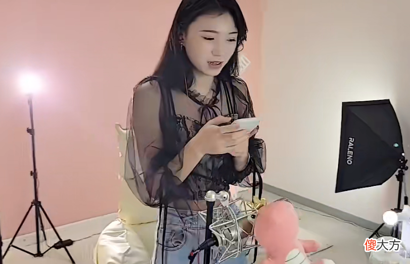 【游戏世界】钱小佳是这样的？上来就翻人家衣柜，不怕阿涵的搓衣板吗