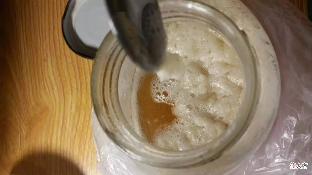 蜂蜜放久了之后有沉淀物是正常的吗 蜂蜜放的时间长了有沉淀物是真的假的